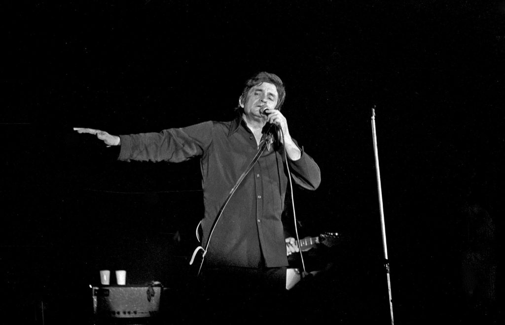 Il grande Johhny Cash è morto nel 2003 (wikipedia)