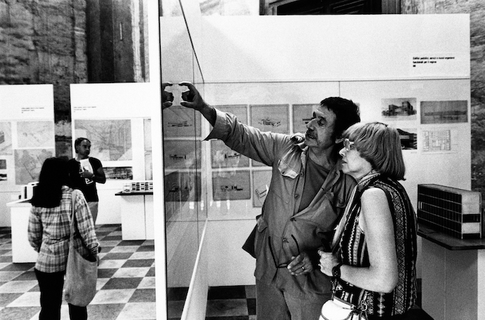 Ettore Sottsass mostra alla moglie, la scrittrice Fernanda Pivano, alcune delle opere e dei progetti esposti alla sua personale intitolata Ettore Sottsass, un designer italiano all'interno degli eventi organizzati dalla Biennale. Estate 1976 (Keystone)
