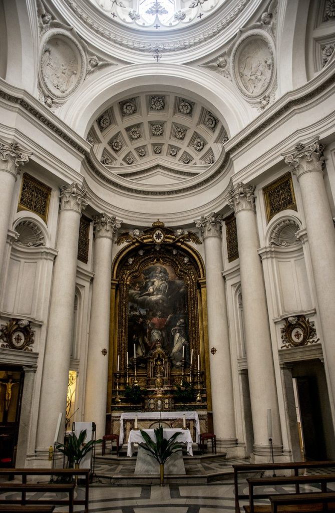 Sull'altare principale: "San Carlo Borromeo con i fondatori dell'Ordine, adoranti la Trinità" di Pierre Mignard (XVII sec.)