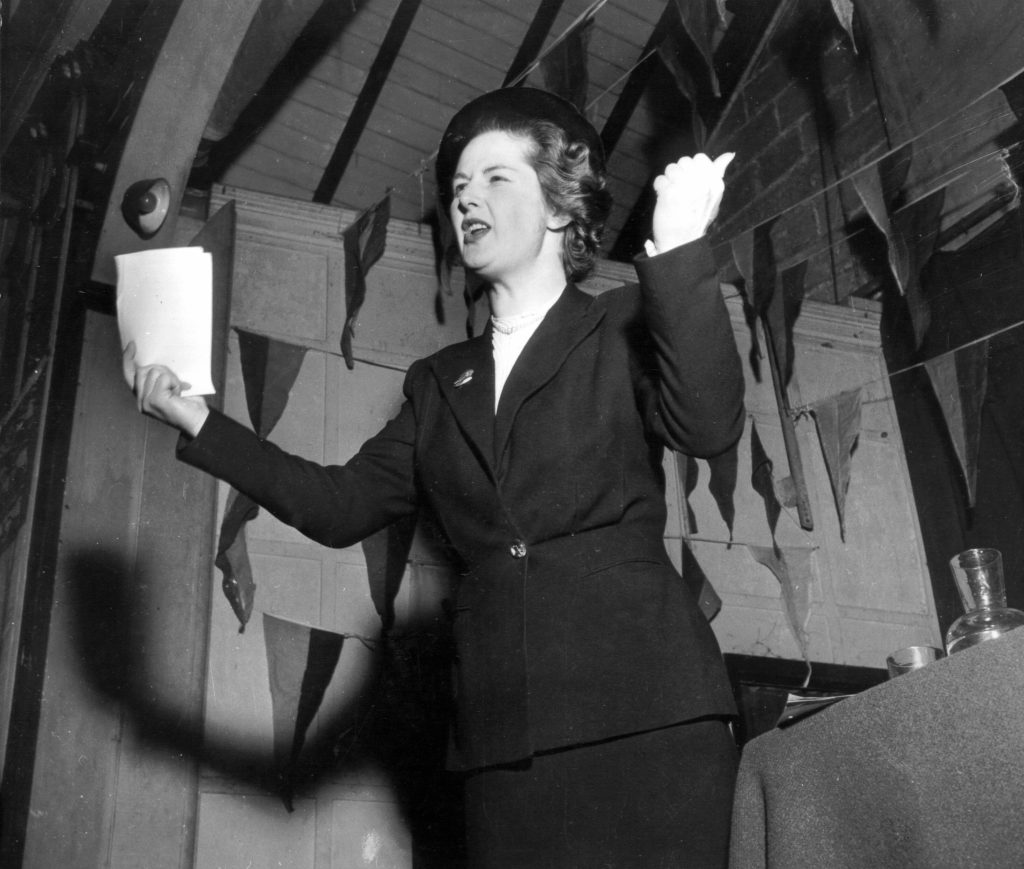 Anche Margaret Thatcher, qui alle elezioni di Dartford nel 1950, fece un corso di dizione per rendere la voce più profonda e quindi più maschile (Keystone)