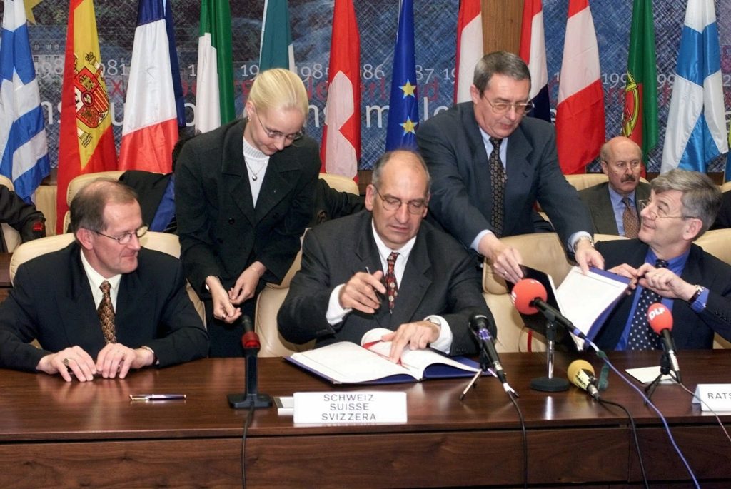 Josef Deiss, Pascal Couchepin e il tedesco Joschka Fischer firmano il 21 giugno 1999 gli accordi bilaterali 1 (Keystone)