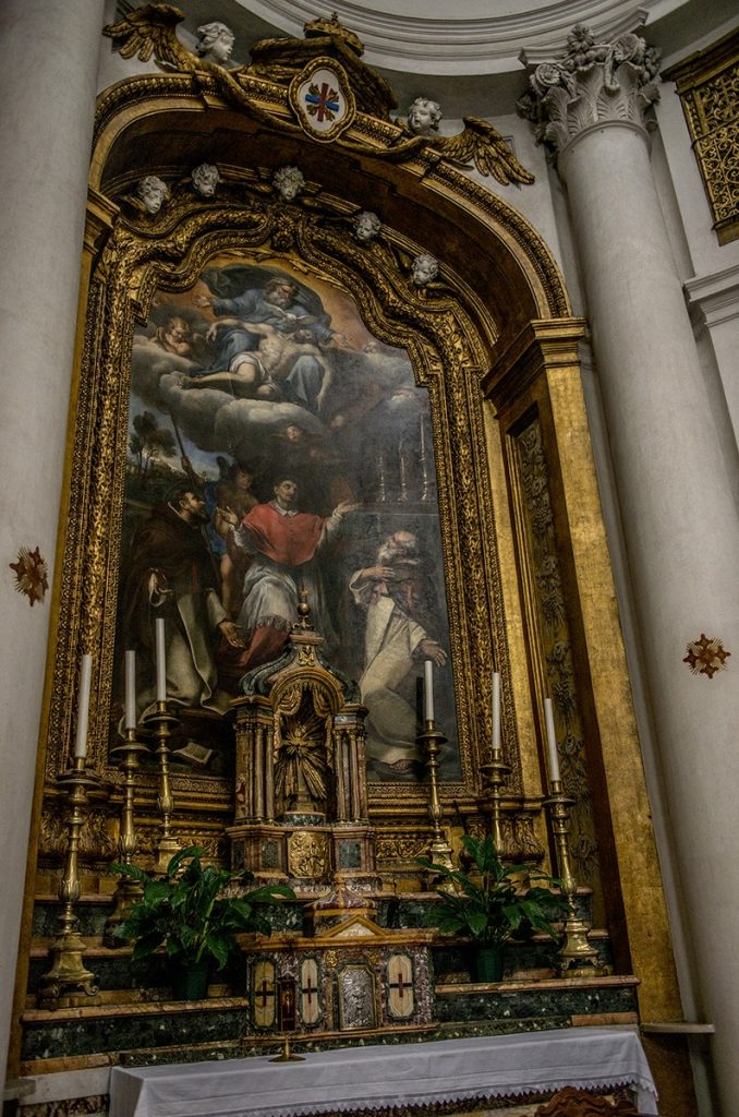 Immagine ravvicinata dell'altare maggiore