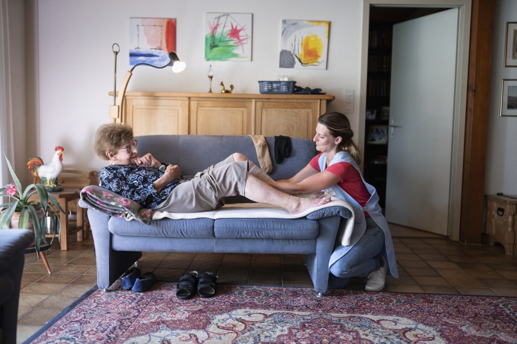 Il servizio Spitex permette di restare a casa il più a lungo possibile, con costi contenuti (Keystone)