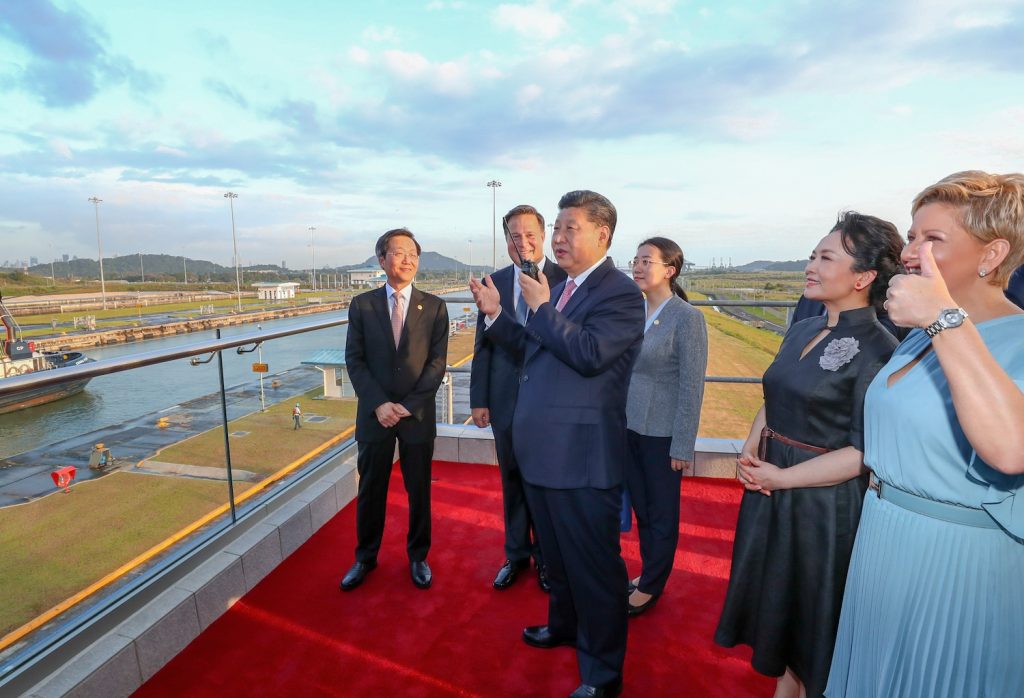 Il presidente cinese Xi Jinping monitora un cargo cinese nel canale di Panama (AFP)