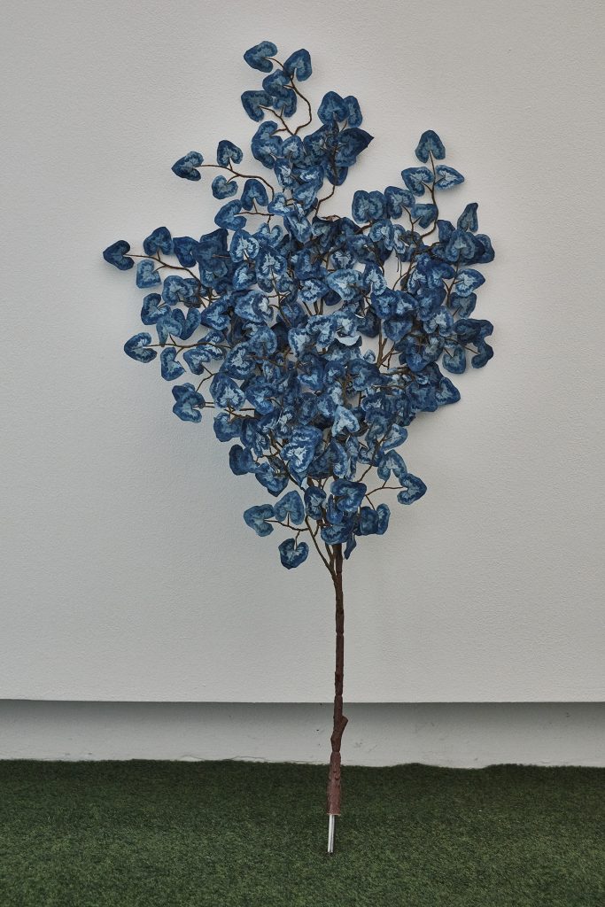 Alan Butler (Dublino, *1981), 2021, foglie in cianotipia su seta, colla, plastica, acciaio, dimensioni variabili (Courtesy the artist & Green On Red Gallery, Dublin © the artist) 
