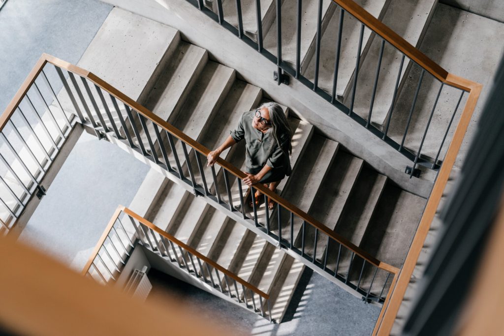 L’accesso ai piani dirigenziali per le donne è spesso una ripida scala (Marka)