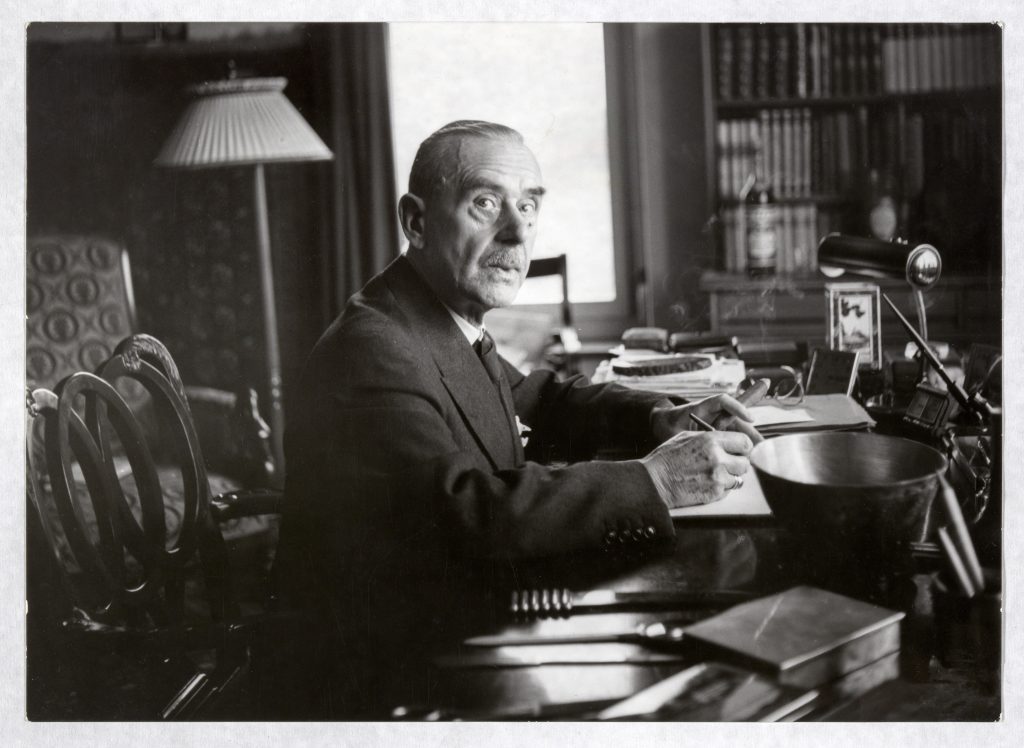 Thomas Mann alla sua scrivania a Erlenbach nel Canton Zurigo in uno scatto del 1953 (Keystone)
