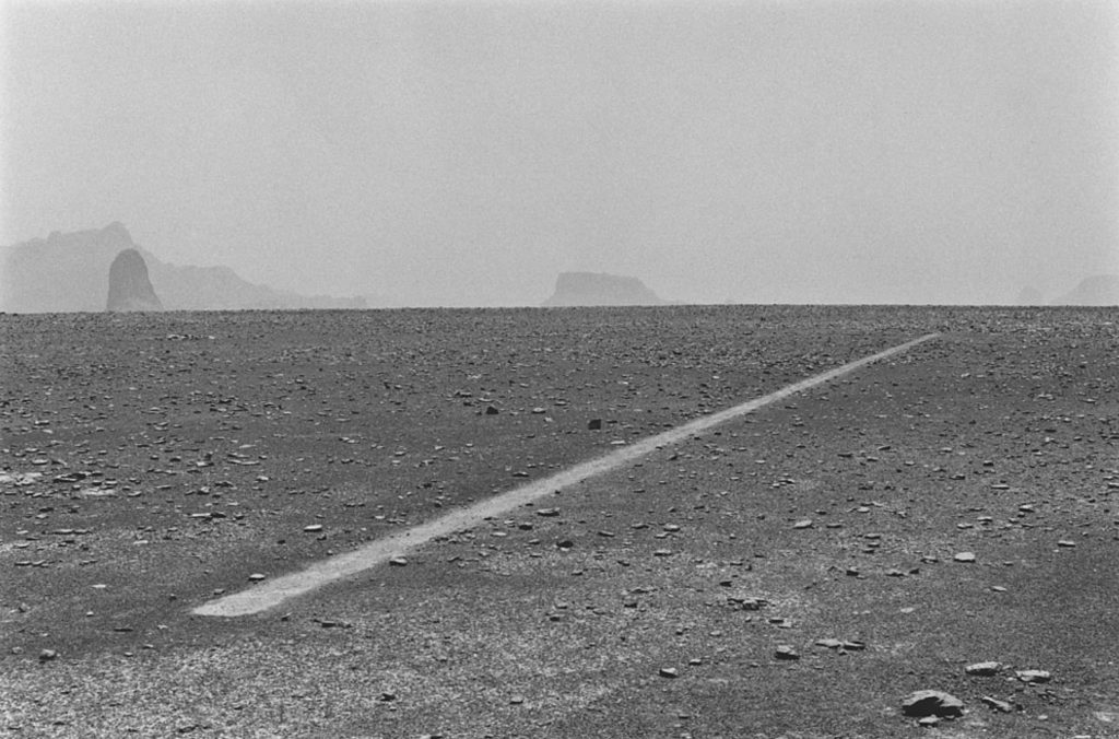 Richard Long, Dusty Boots line, The Sahara, 1988 (richardlong.org)