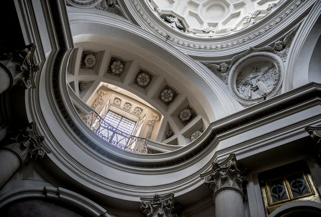 Particolare dei cornicioni e delle finestre