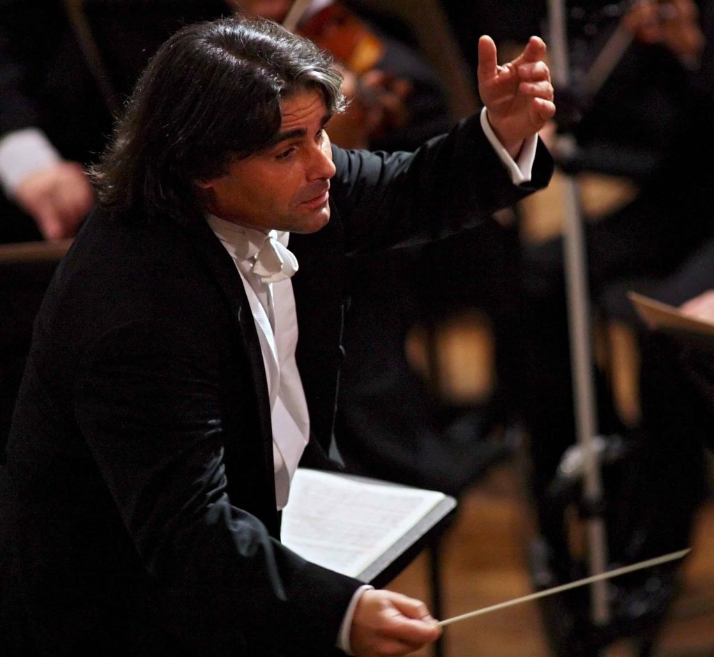 Il direttore d’orchestra Ion Marin in una foto scattata al Conservatorio di Mosca (Keystone)