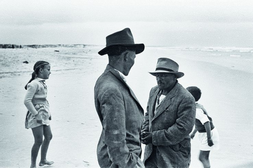 «Ros e Freek, nati nel Karoo, sulla spiaggia di Strandfontein - la prima volta che hanno visto il mare» (© 2020 J.M. Coetzee e Cossee Publ.)