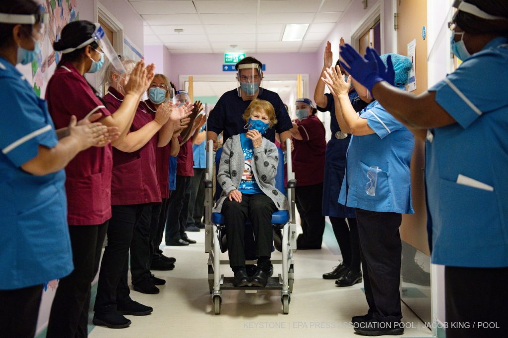 Margareth Keenan, 90 anni, la prima persona al mondo a ricevere il vaccino (della Pfizer/BioNtech) contro il Covid-19 (Keystone)