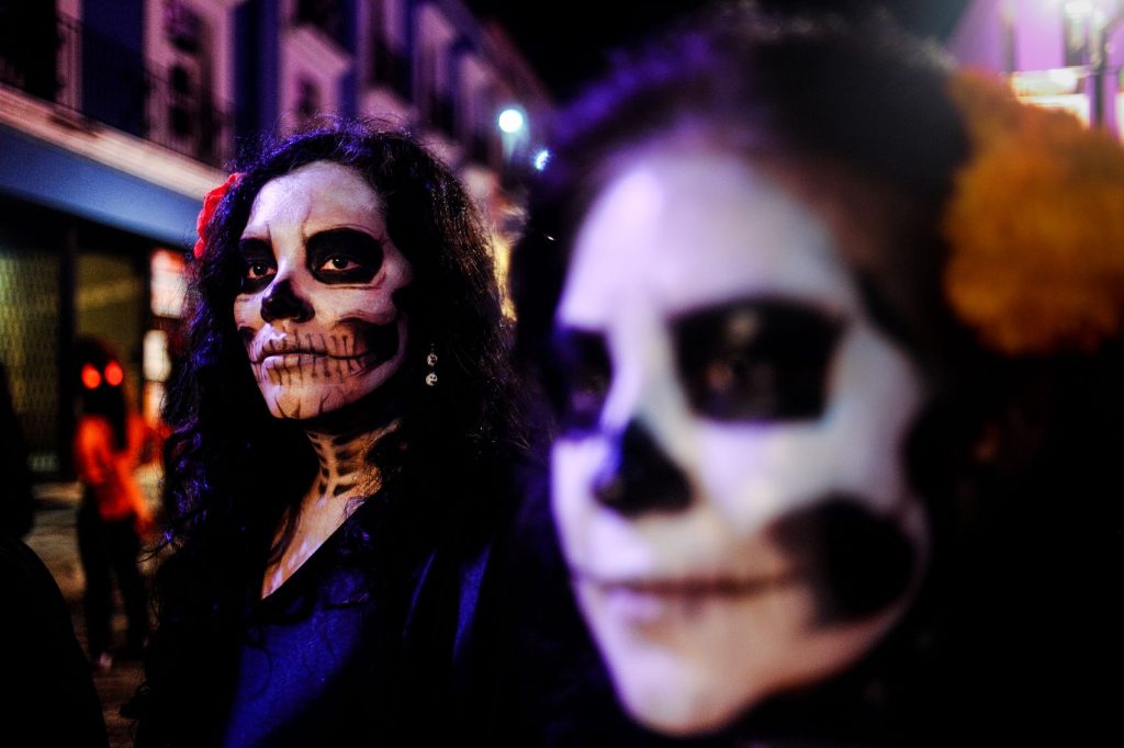 Le tradizione vuole che ci si mascheri da teschi per il Giorno dei Morti
