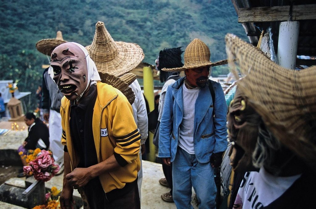 A Huautla de Jimenez, gli Huehuetones, misteriose figure mascherate che rappresentano le anime in visita dagli Inferi, si aggirano nei cimiteri