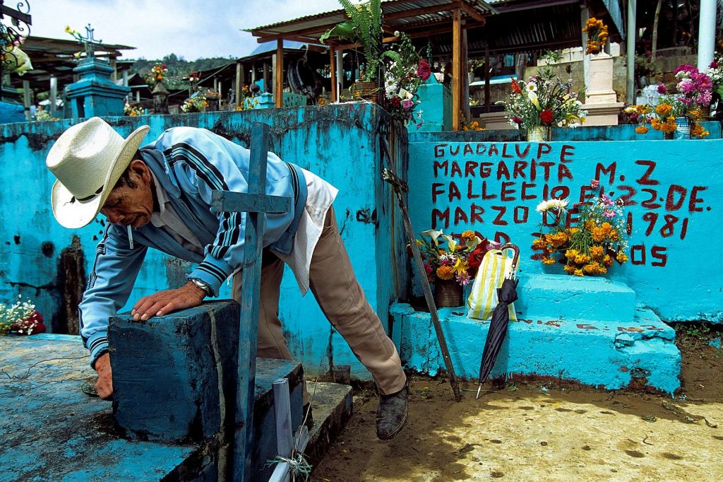 A Huautla de Jiménez, per le celebrazioni del Giorno dei Morti, gli indiani Mazatechi puliscono le tombe del cimitero