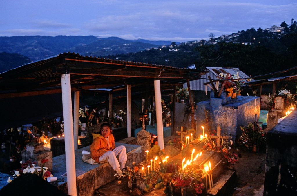 Lontano dalle rotte turistiche più battute, in un villaggio di montagna della Sierra Madre vicino a Oaxaca, si tiene compagnia alle anime dei propri defunti