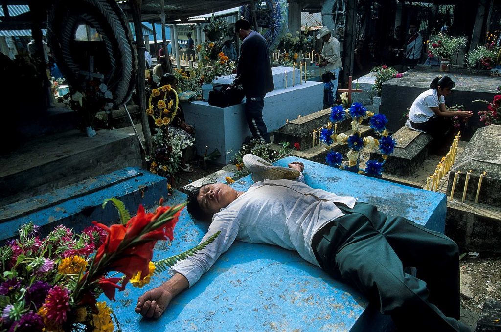 Per arrivare a Oaxaca, Huautla de Jiménez, e celebrare el Dia de los Muertos molte famiglie di emigranti affrontano un lungo viaggio dagli Stati Uniti