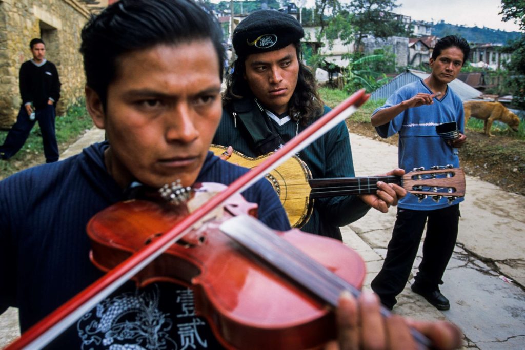 Il Dia de Muertos e animato anche dal suono dei violini