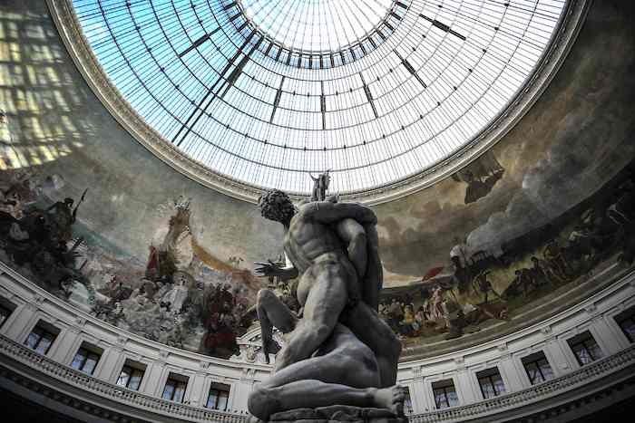 Francia, Parigi, quartiere Chatelet-Les Halles, Bourse de Commerce, la replica in cera della scultura l’Enlévement des Sabines di Jean Bologne, dell’artista svizzero Urs Fischer. (Keystone)