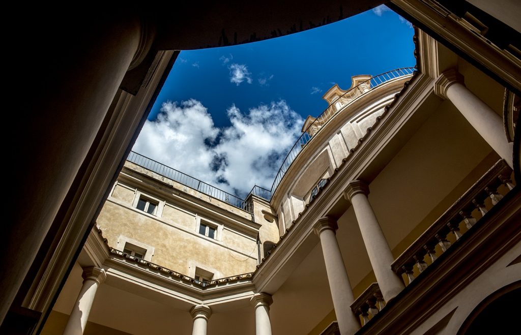Il Chiostro, con vista dall'esterno della cupola ellittica