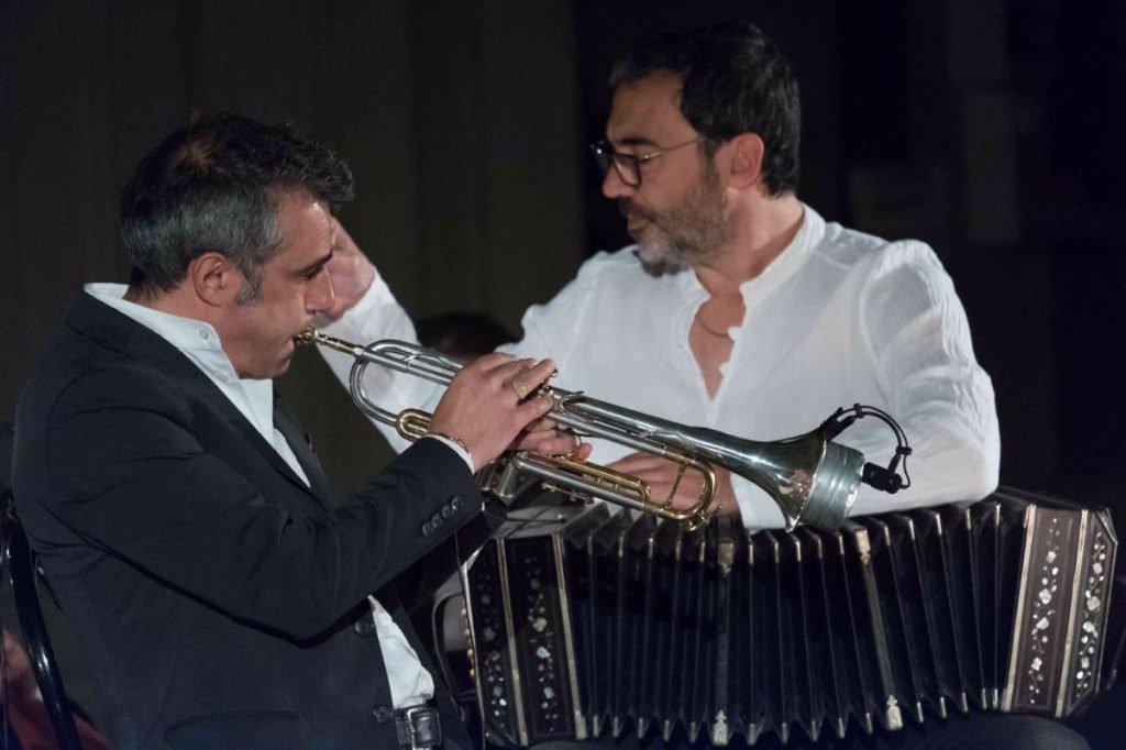 Paolo Fresu e Daniele Di Bonaventura durante un concerto a Torino (twitter)