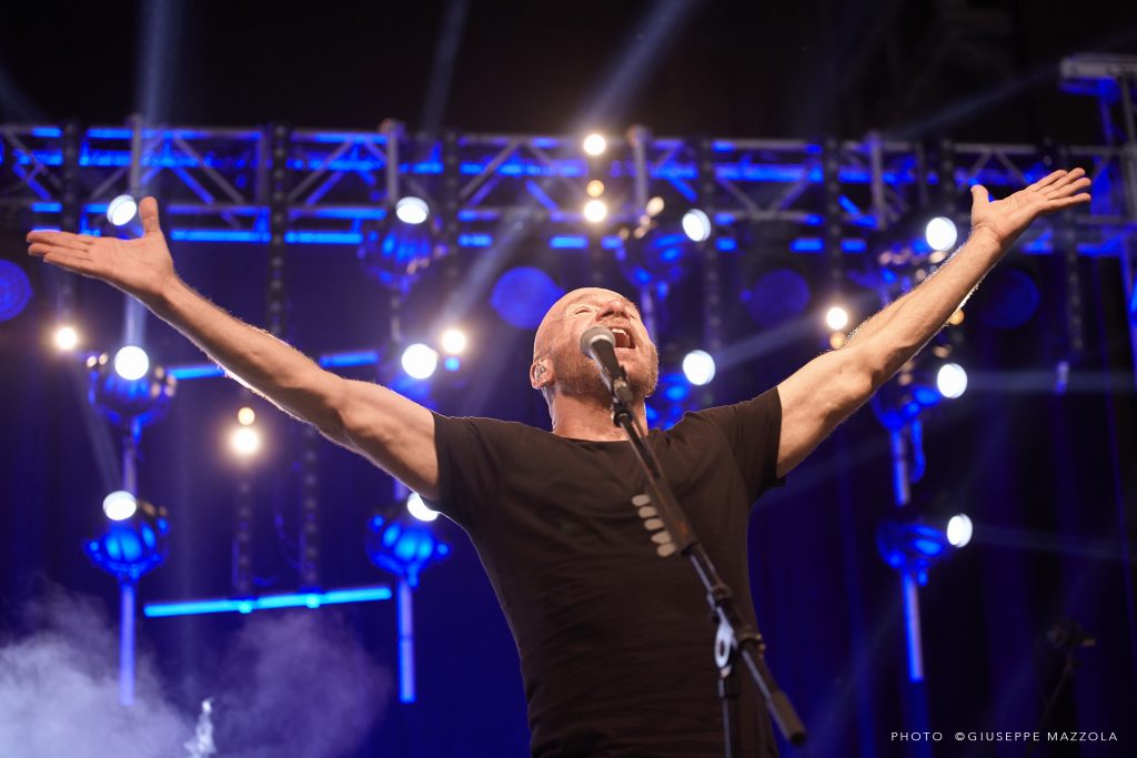 L'artista catanese in uno dei suoi concerti (Giuseppe Mazzola)