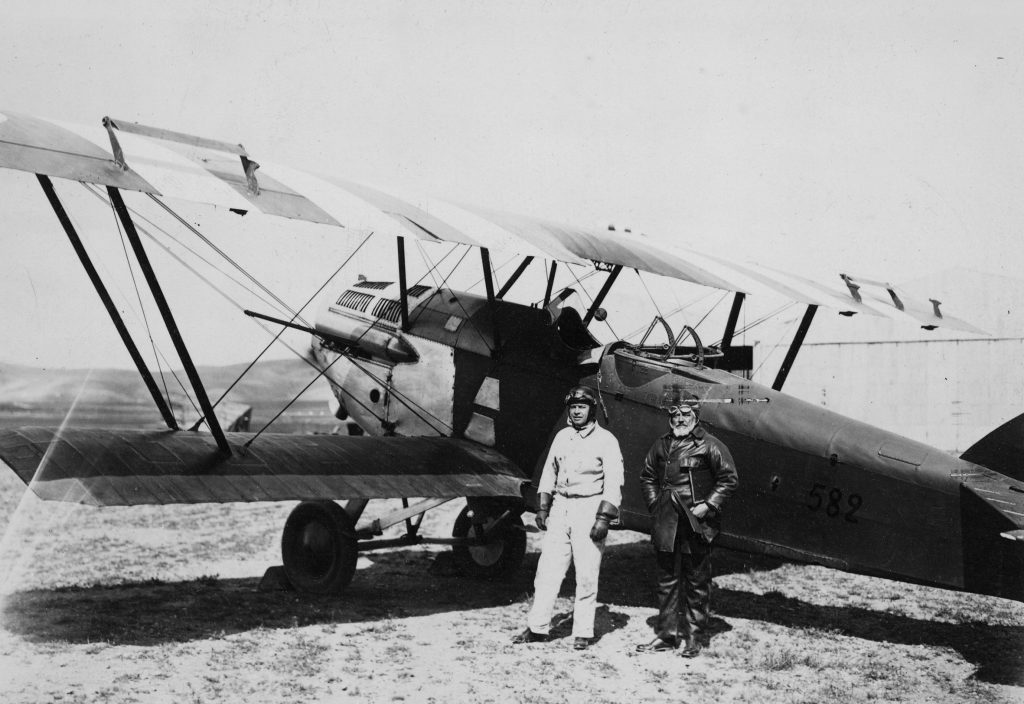 Il pilota e l'osservatore (Antoine Poidebard) in posa davanti a un aereo Potez 25 TOE