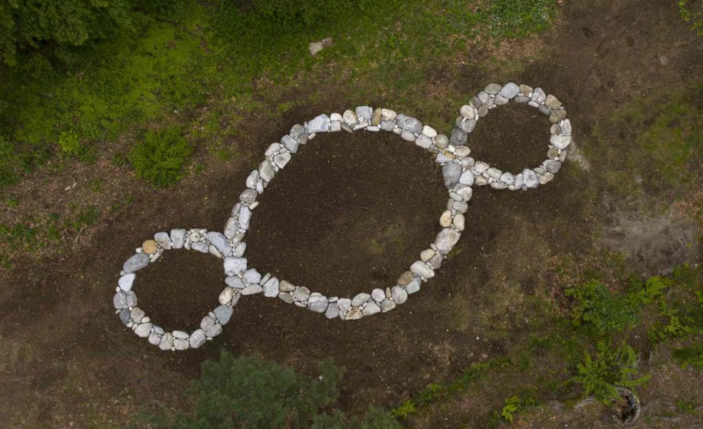 Il simbolo del Terzo Paradiso di Michelangelo Pistoletto al Monte Verità (Foto Alexandre Zveiger)