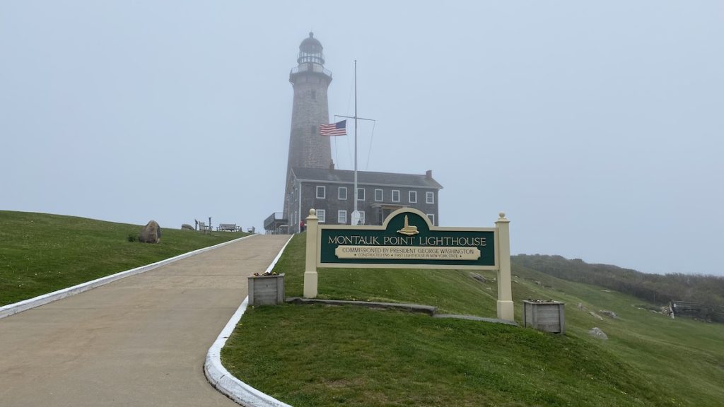 Il Montauk Point Lighthouse, uno dei monumenti più iconici della cittadina. La vista che si schiude sull’oceano è lo sfondo perfetto per cartoline e immancabili selfie