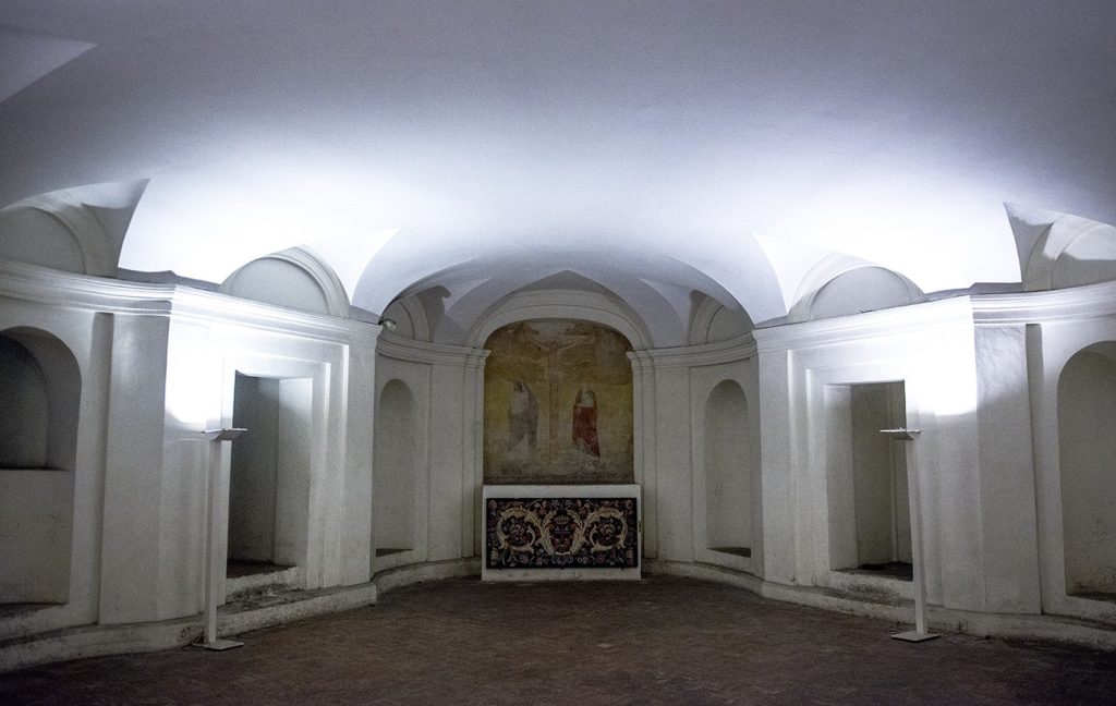 La Cripta. Borromini avrebbe voluto essere sepolto qui; la sua tomba è invece a San Giovanni dei Fiorentini. È morto nel 1667