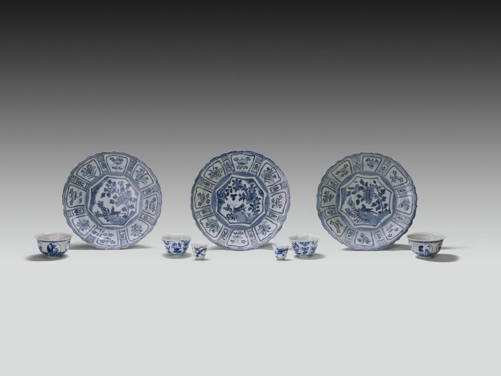 Set di piatti kraak, ciotole e tazze per alcolici della Dinastia Ming, ca. 1643-1646 (épave Hatcher Don de Thérèse et John-D. Blum Fondation Baur, musée des arts d’Extrême-Orient, Genève © Fondation Baur; photo : Marian Gérard)