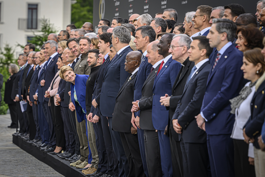 Foto di rito dei capi di stato riuniti il 15 giugno al Bürgenstock. Al centro, il presidente ucraino Zelensky e Viola Amherd. (Keystone)