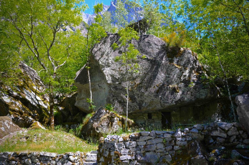Stalla sottoroccia