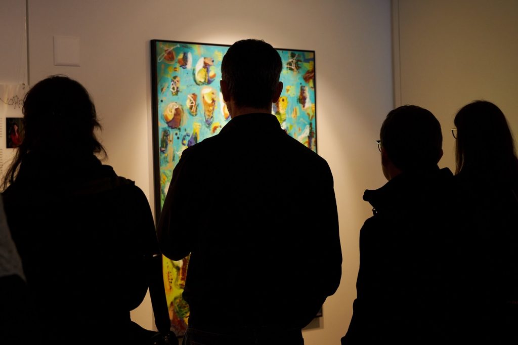 Un momento dell'inaugurazione della mostra di Alejandra Abad al Fiore di pietra