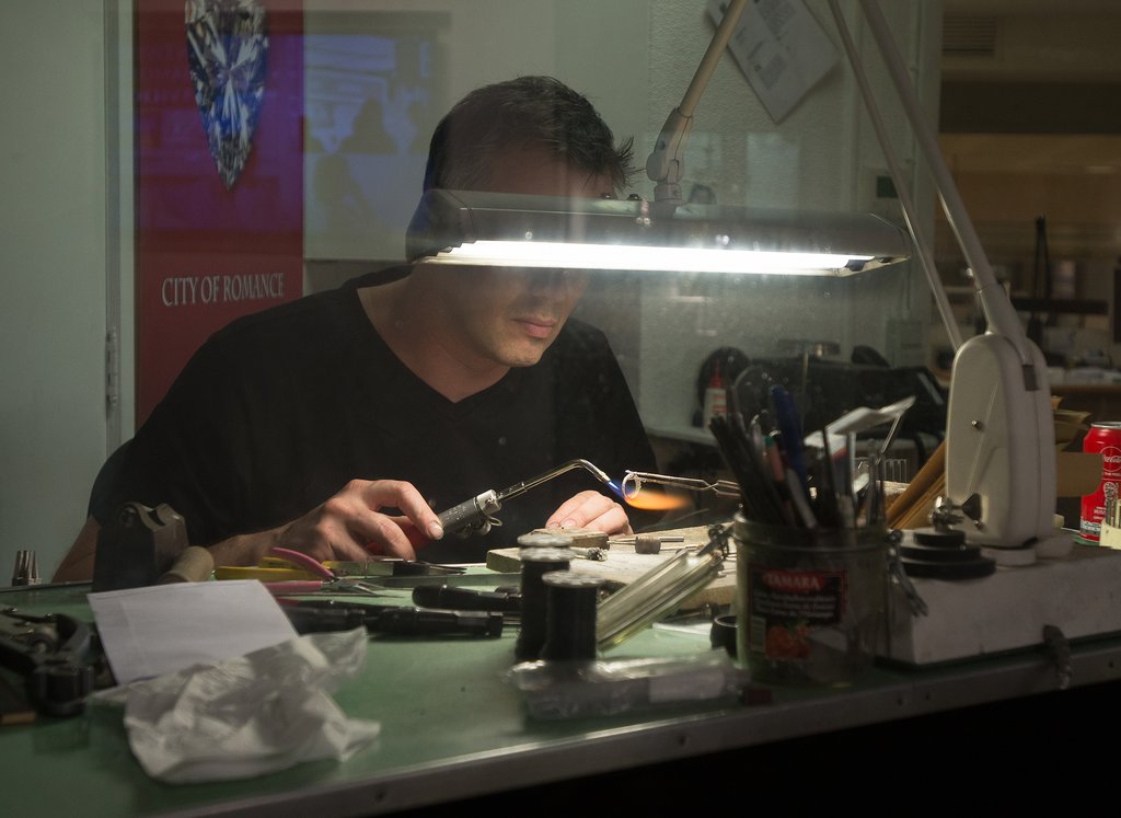 Un incastonatore al lavoro