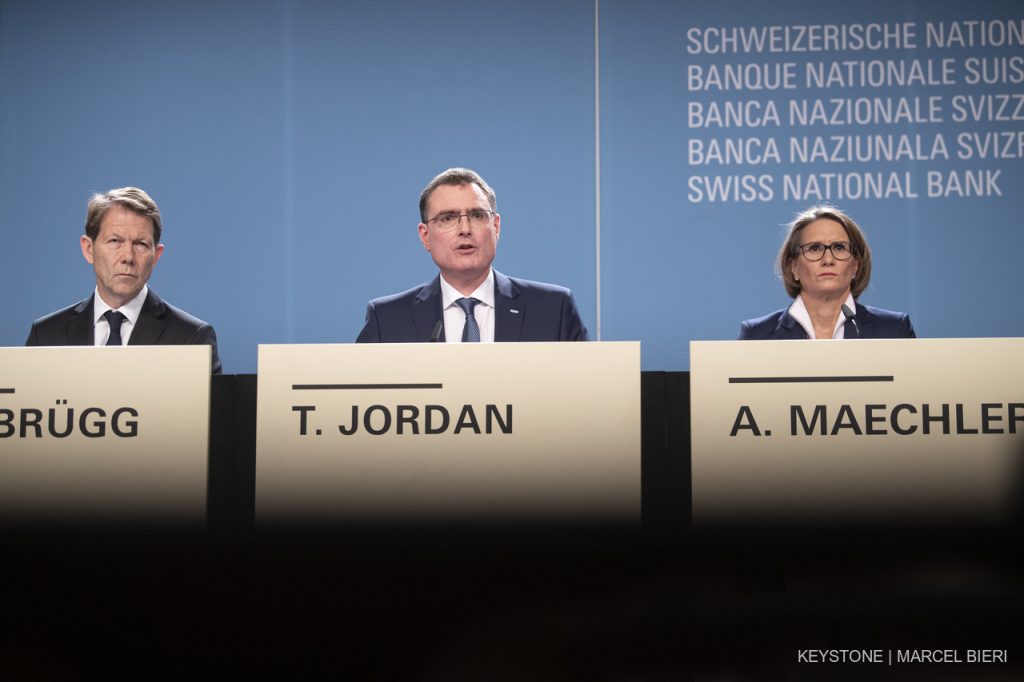 Fritz Zurbrügg, Thomas Jordan e Andrea Maechler annunciano il 12 dicembre che la BNS non alzerà i tassi e manterrà quelli negativi (Keystone)