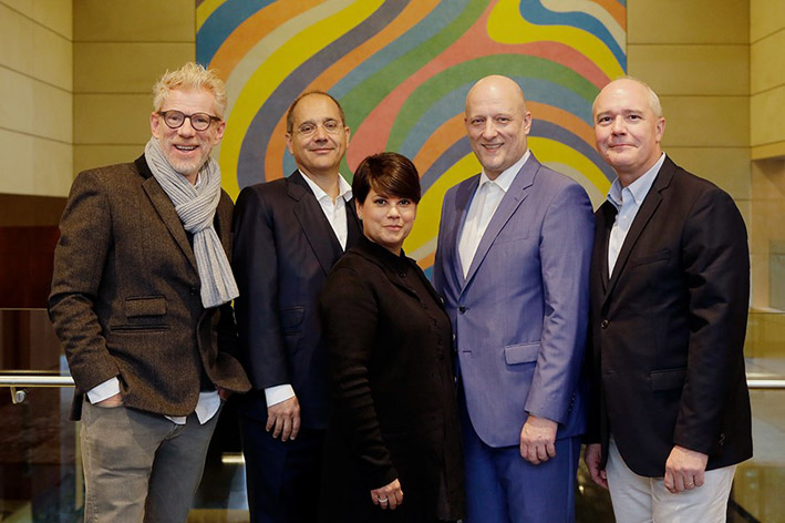 Da sin. lo scrittore Michael Theurillat, l'imprenditore Adriano B. Lucatelli, la prof. Sita Mazumder, Thomas Pentsy, Claude Baumann di finews.ch (S. Rock)