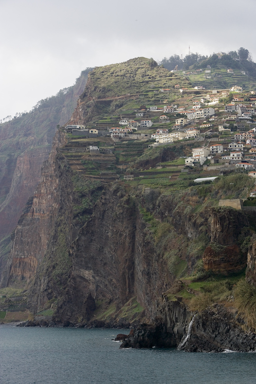 Villaggio su un'alta scogliera, vicino a Funchal, l’isola di Madeira, Portogallo, Oceano Atlantico (Franco Banfi) 