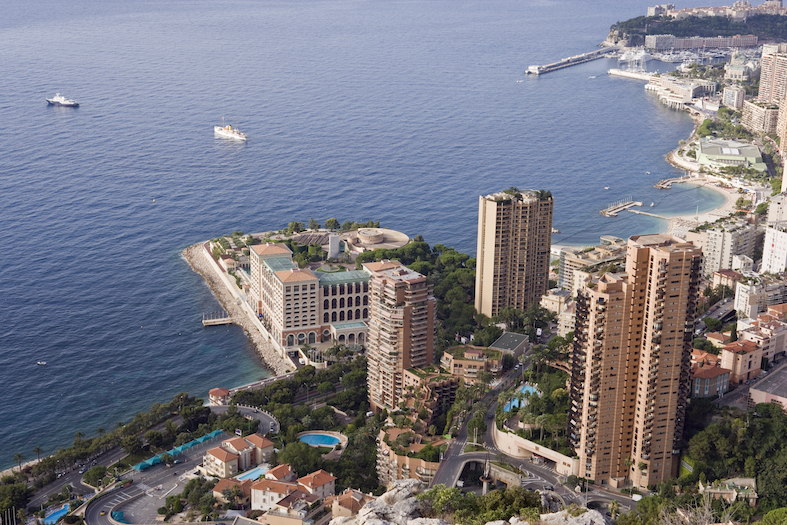 Vista panoramica di Montecarlo, la Riserva Marina del Larvotto si trova proprio di fronte alla spiaggia che copre la piccola penisola con gli edifici (Franco Banfi)