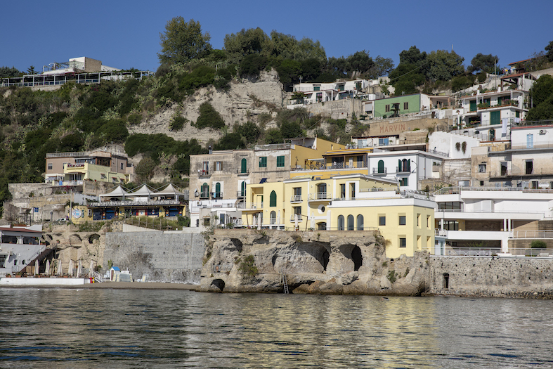Case che circondano il porto di Baia nel comune di Bacoli (Campania), Napoli, Italia, Mar Tirreno (Franco Banfi)