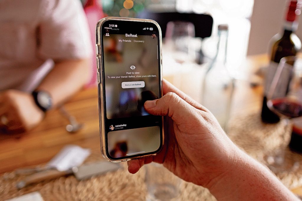 Ogni giorno a un orario sempre diverso BeReal manda una notifica ai propri iscritti invitandoli a scattare una foto e postarla (Josh Withers/Unsplash)