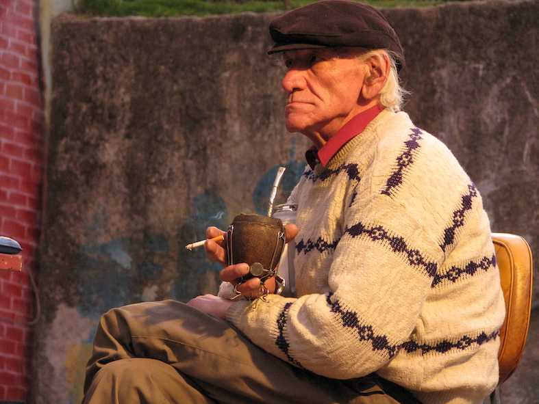 Un anziano beve il Mate da una tazza tradizionale, a La Teja, quartiere di Montevideo, Uruguay (Jorge Loayza)