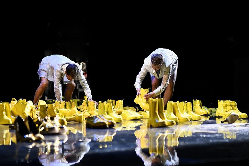 Sebastian Rudolph e Patrycia Ziółkowska con le celebri scarpe gialle (© Zoé Aubry)