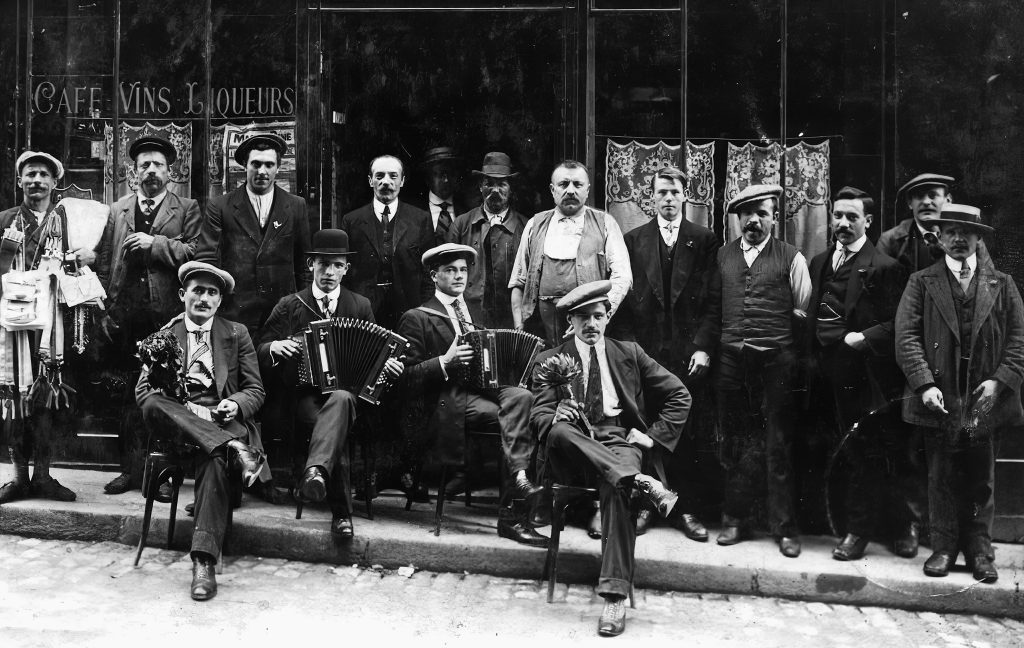 Un momento di svago a Parigi davanti al ristorante Chez Cadro nel 1913 (Archivio Bonetti, Chironico) 
