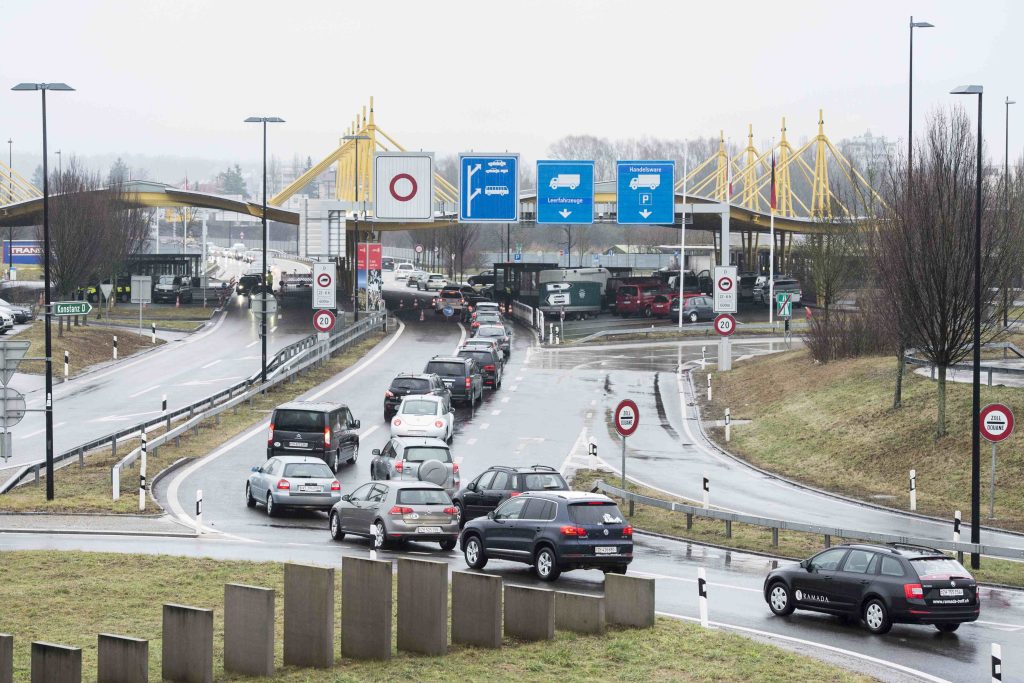 Auto incolonnate alla frontiera con la Germania in direzione di Costanza (Keystone)