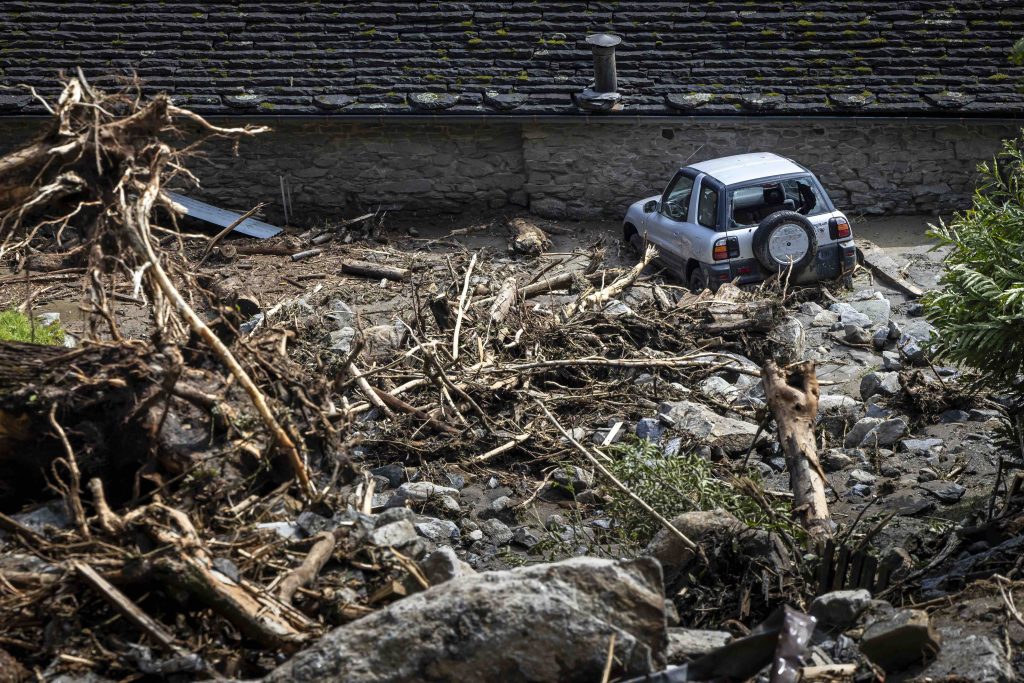 Immagine da Fontana, in Val Bavona. Il Care Team ha parlato anche con chi è rimasto intrappolato nell'auto, trascinata via dalla potenza dell’acqua, e si è salvato per miracolo (Keystone)