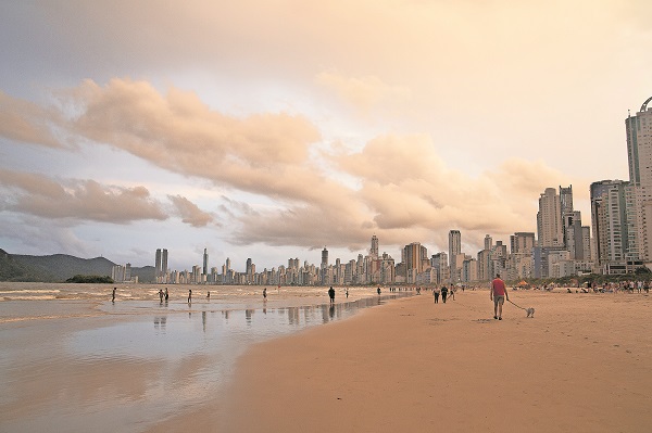 Alcuni scatti nella sorprendente regnione di Santa Catarina, tra sabbie dorate, vegetazione rigogliosa e nebbie, una scuola del Bolshoi brasiliana. (Amanda Ronzoni)