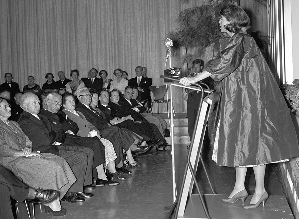 Hortense Bührle durante un discorso che tenne nel 1958 in occasione dell’ampliamento della Kunsthaus di Zurigo (Keystone)