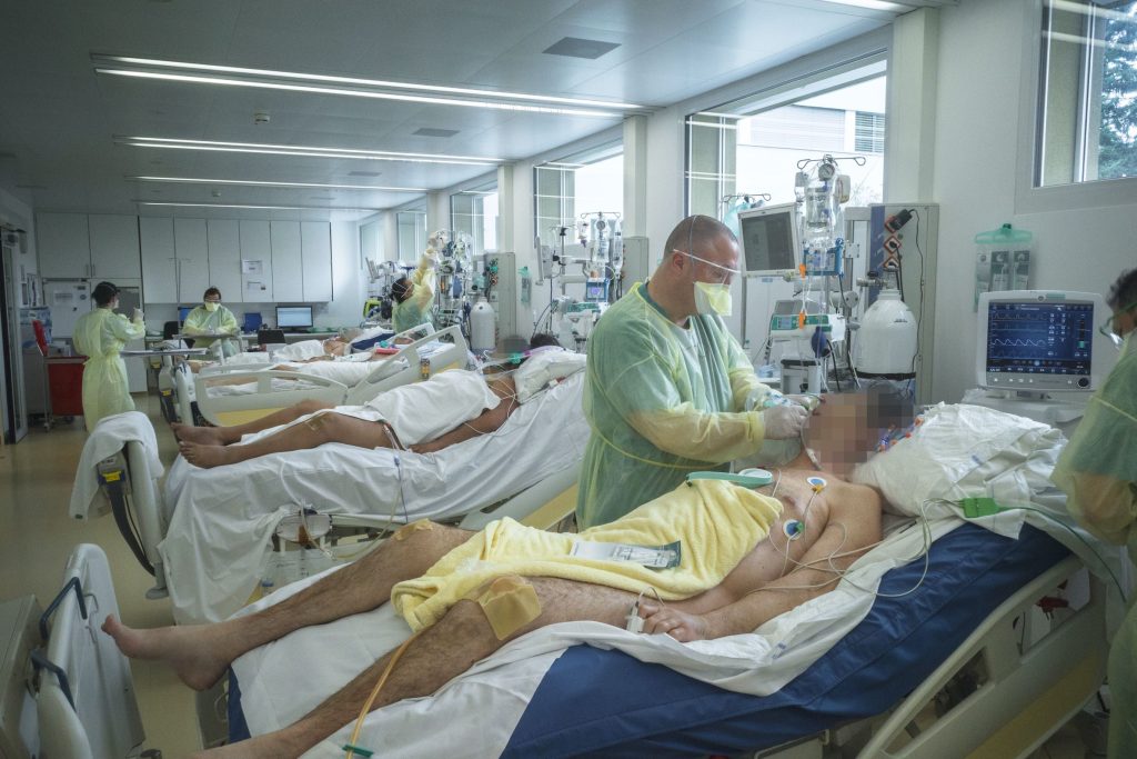 La corsia è diventata un susseguirsi di letti e macchine, affollata di pazienti e personale curante (Didier Ruef)
