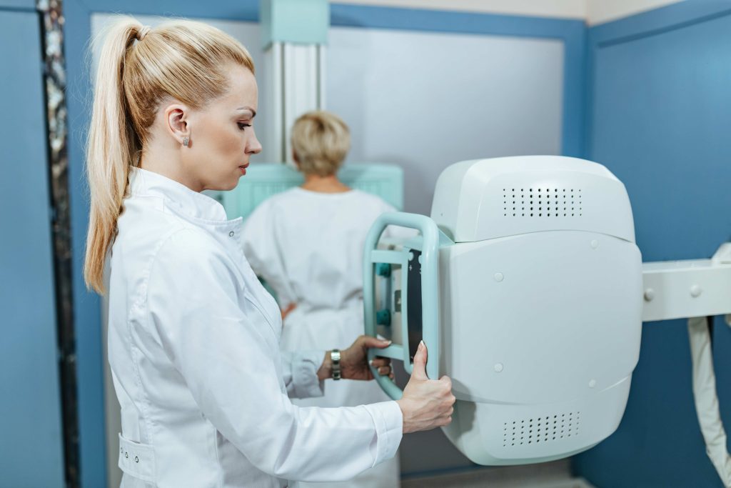 Basterebbe una mammografia di screening per individuare il tumore al seno in fase molto precoce, salvando molte vite (Freepik.com)